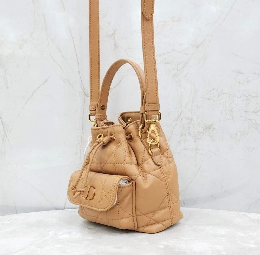 [럭스유] (새상품) 디올 카로 나노 버킷백 라이트골드 매크로 까나쥬 S5250UNOZ