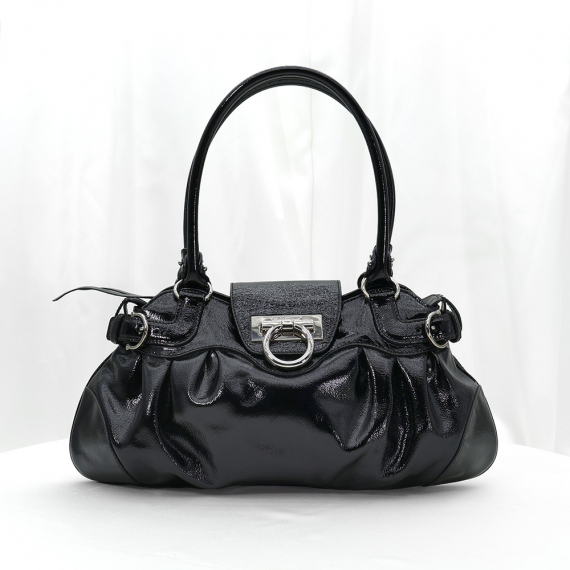 Ferragamo(페라가모) 21 6317 블랙 샤이니 레더 은장 간치니 장식 숄더백