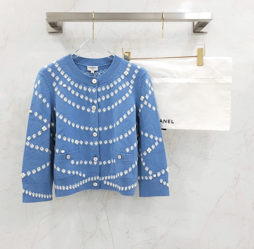 [럭스유] (새상품) 38 / 샤넬 25SS CC로고 도트 캐시미어 가디건 라이트블루 P79270