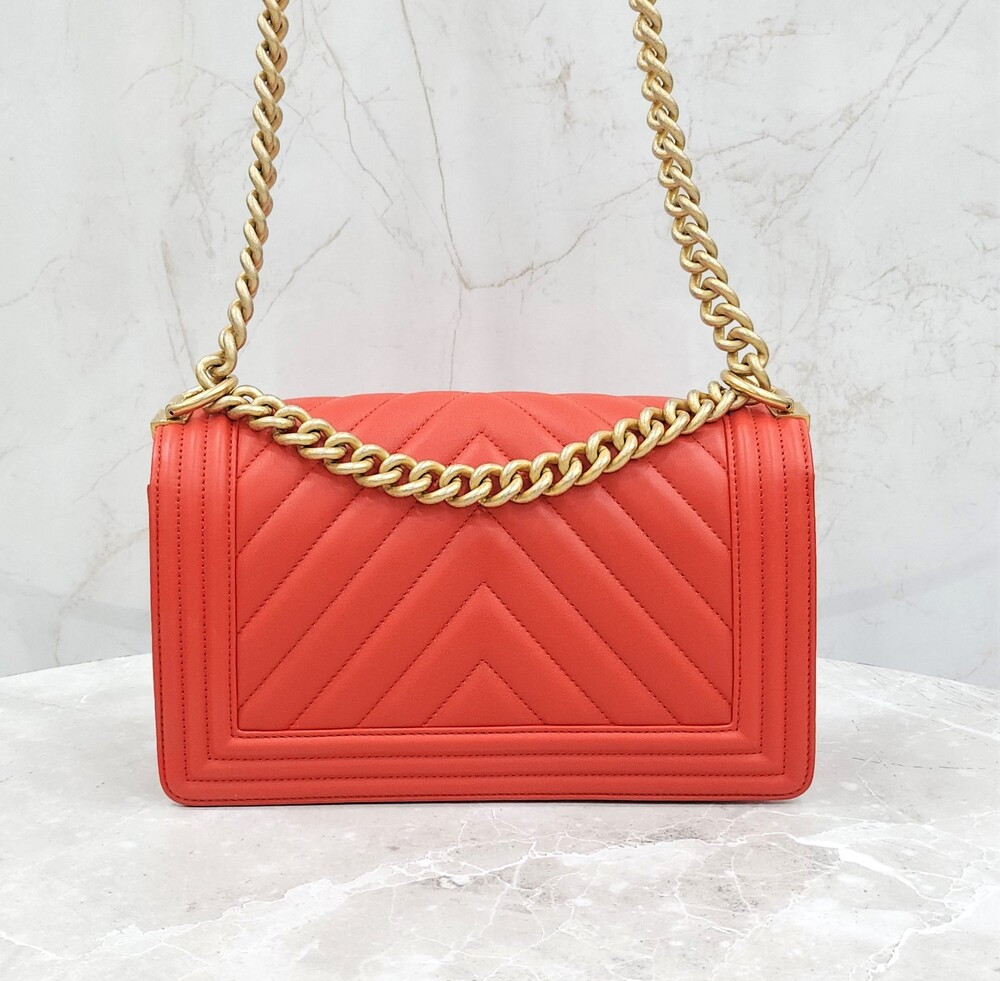 [럭스유] 샤넬 쉐브론 보이 플랩백 미디움 금장 27번대