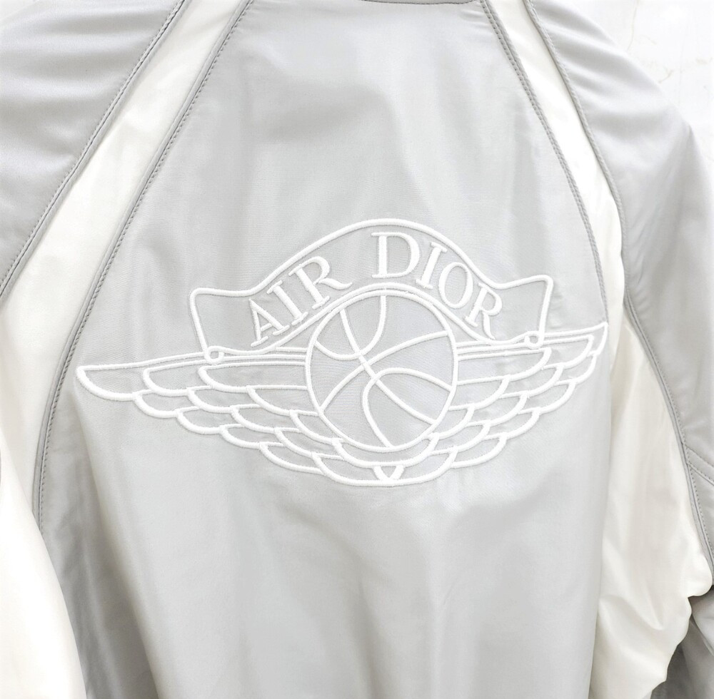 [럭스유] (새상품) 46 / 디올 X 에어 조던 한정판 그레이 윙 로고 자수 바시티 자켓