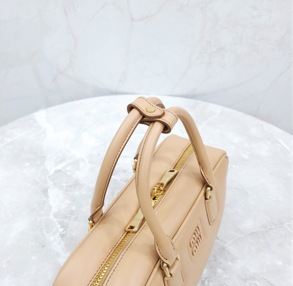 [럭스유] 미우미우 아르카디 레더 토트 숄더백 라지 베이지 5BB148