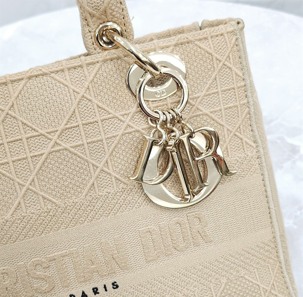 [럭스유] 디올 레이디 디라이트 미디움 까나쥬 자수 베이지 M0565OREY