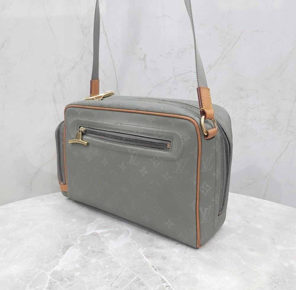 [럭스유] 루이비통 티타늄 모노그램 카메라 크로스백