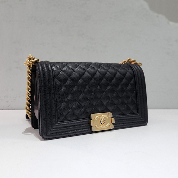 샤넬 캐비어 보이백 미듐 금장 숄더백 30번대 A67086