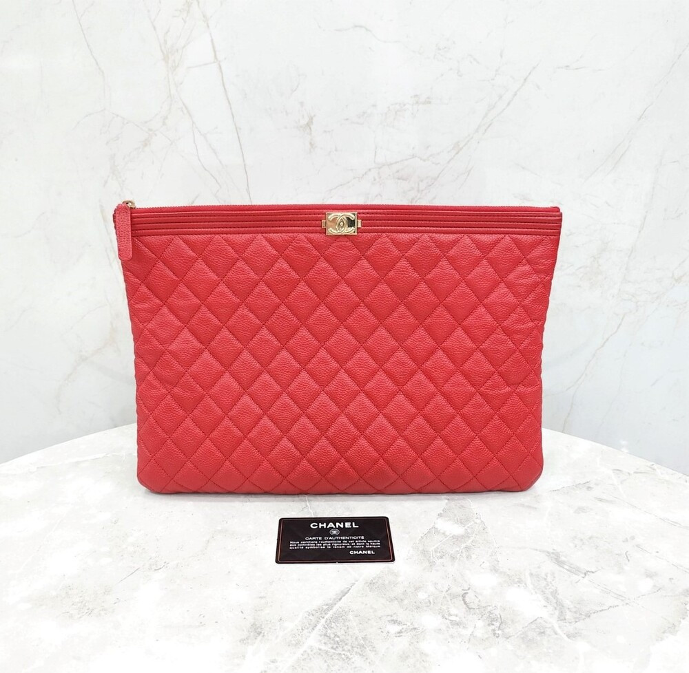 [럭스유] 샤넬 레드 보이 캐비어 뉴미듐 클러치백