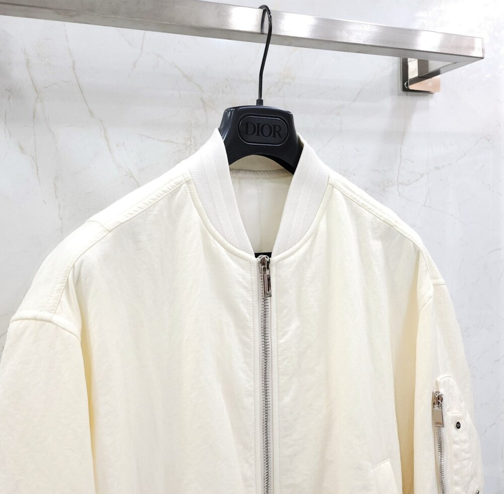 [럭스유] 50 / 디올 X 캑터스 잭 자수 로고 봄버 자켓