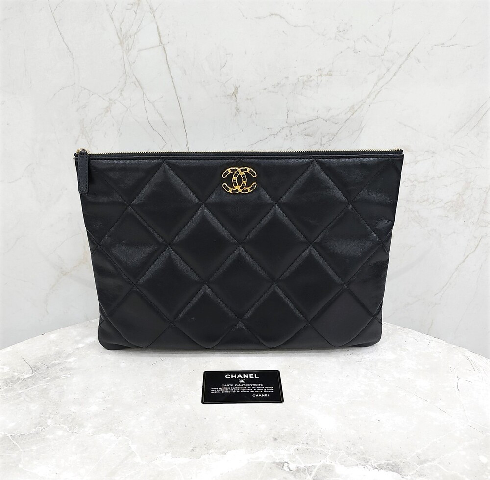 [럭스유] 샤넬 19 클러치 미디움 블랙 금장 AP0952