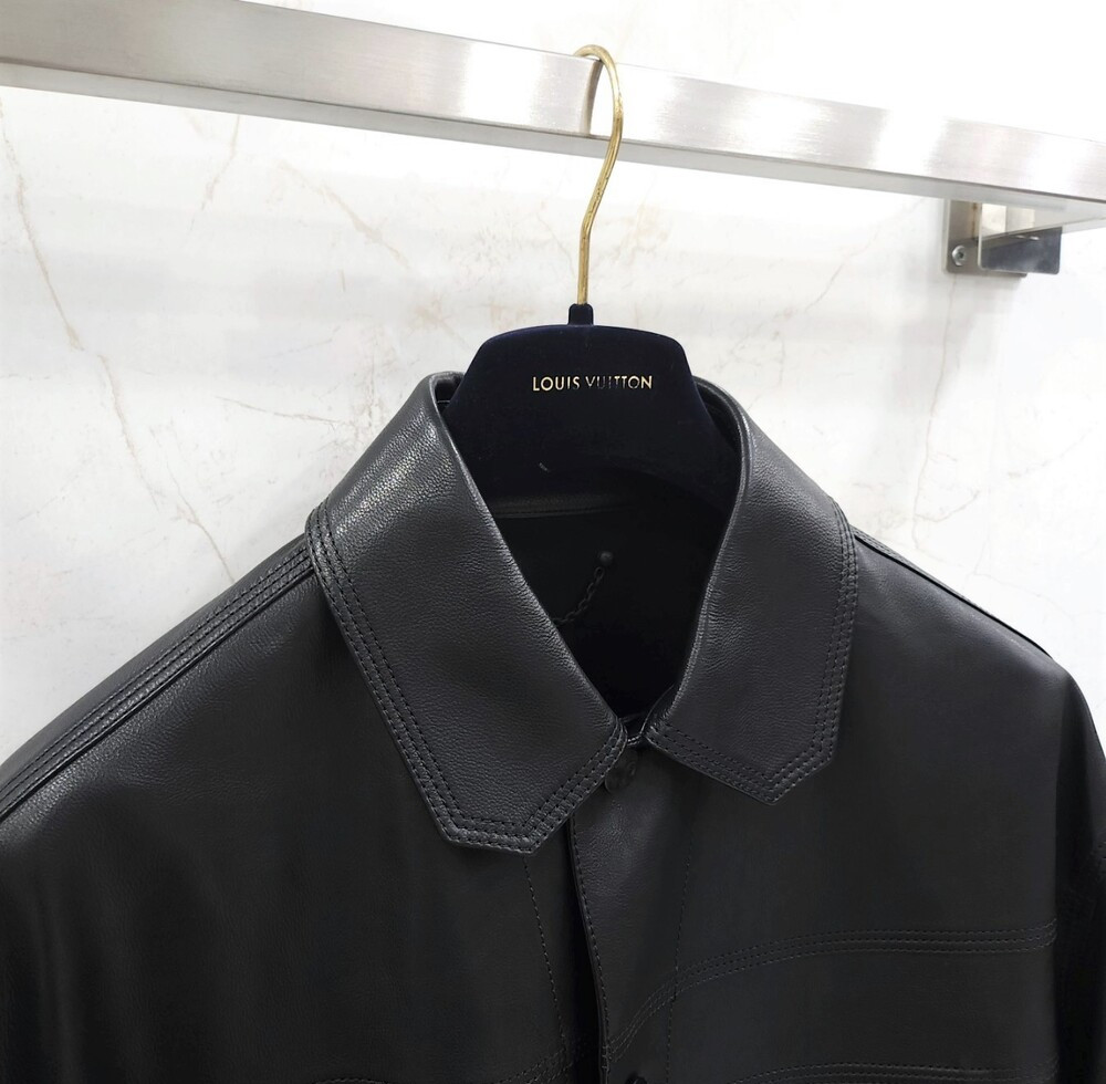 [럭스유] 46 / 루이비통 한정판 3D 포켓 체인 로고 레더 자켓 1A5ZUG