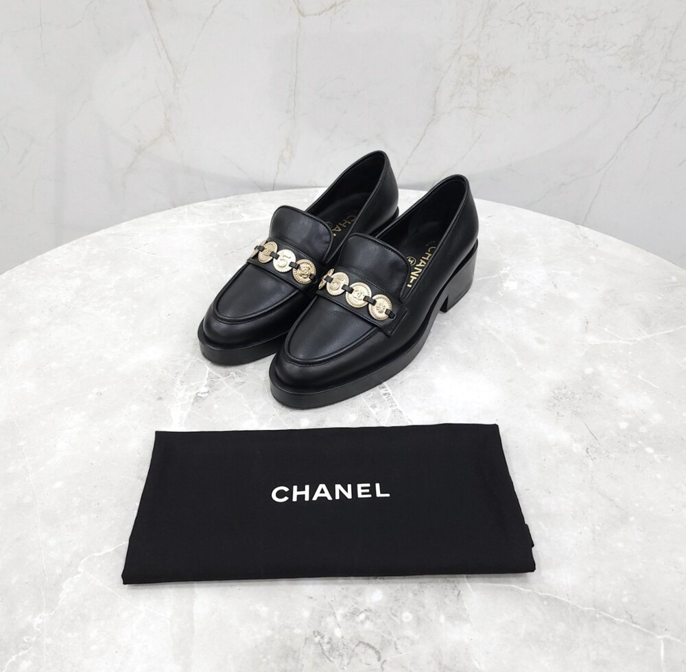 [럭스유] 35.5 / 샤넬 메달리온 코인 레더 로퍼