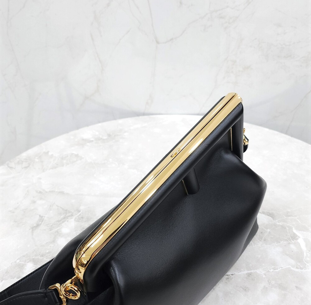 [럭스유] (새상품) 펜디 퍼스트 미디움 나파 블랙 숄더백 8BF127