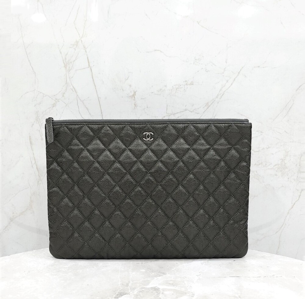 [럭스유] 샤넬 클래식 라지 파우치 그레인 카프스킨 A82552