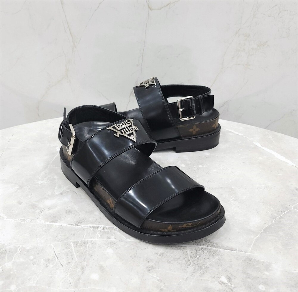 [럭스유] 38 / 루이비통 메탈로고 플랫 컴포트 뮬 샌들