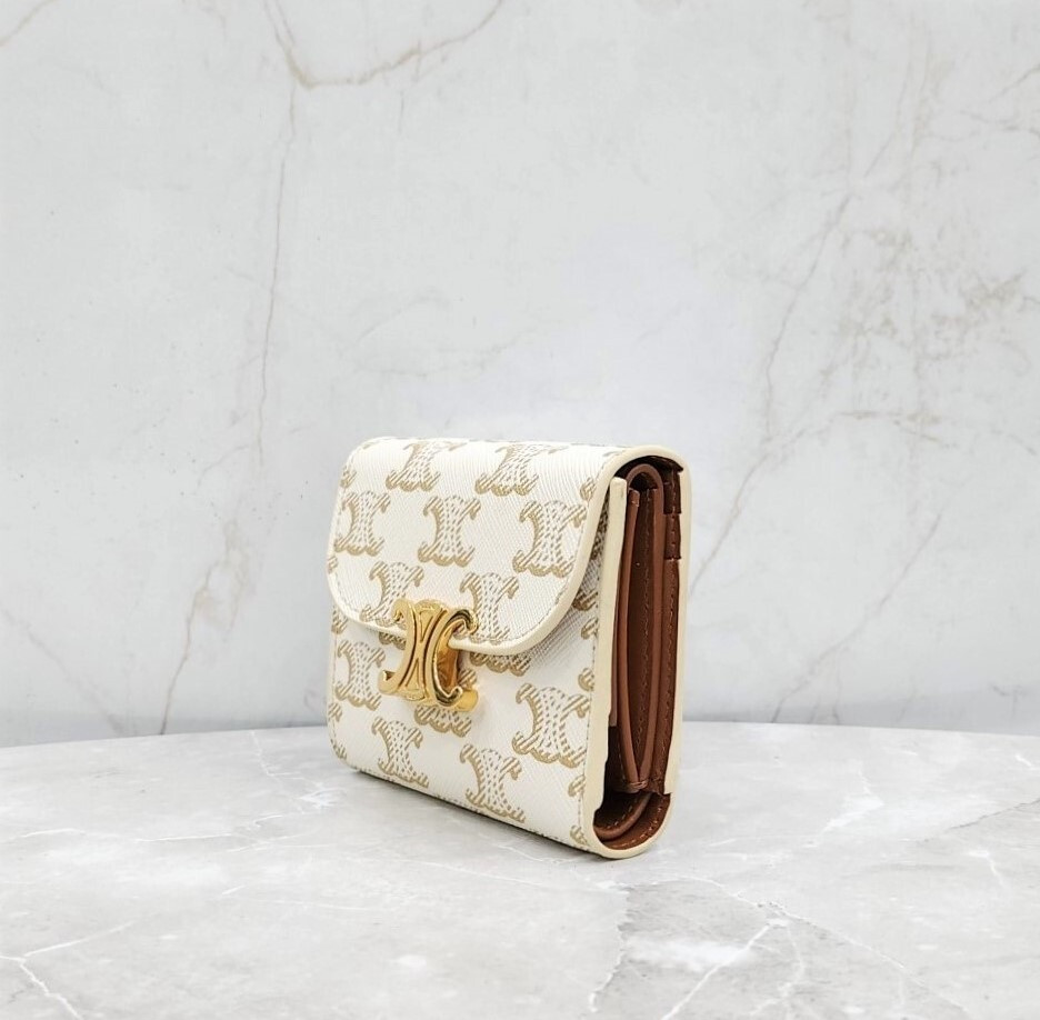 [럭스유] 셀린느 스몰 트리옹프 플랩 지갑 화이트 탠 10D782CQH