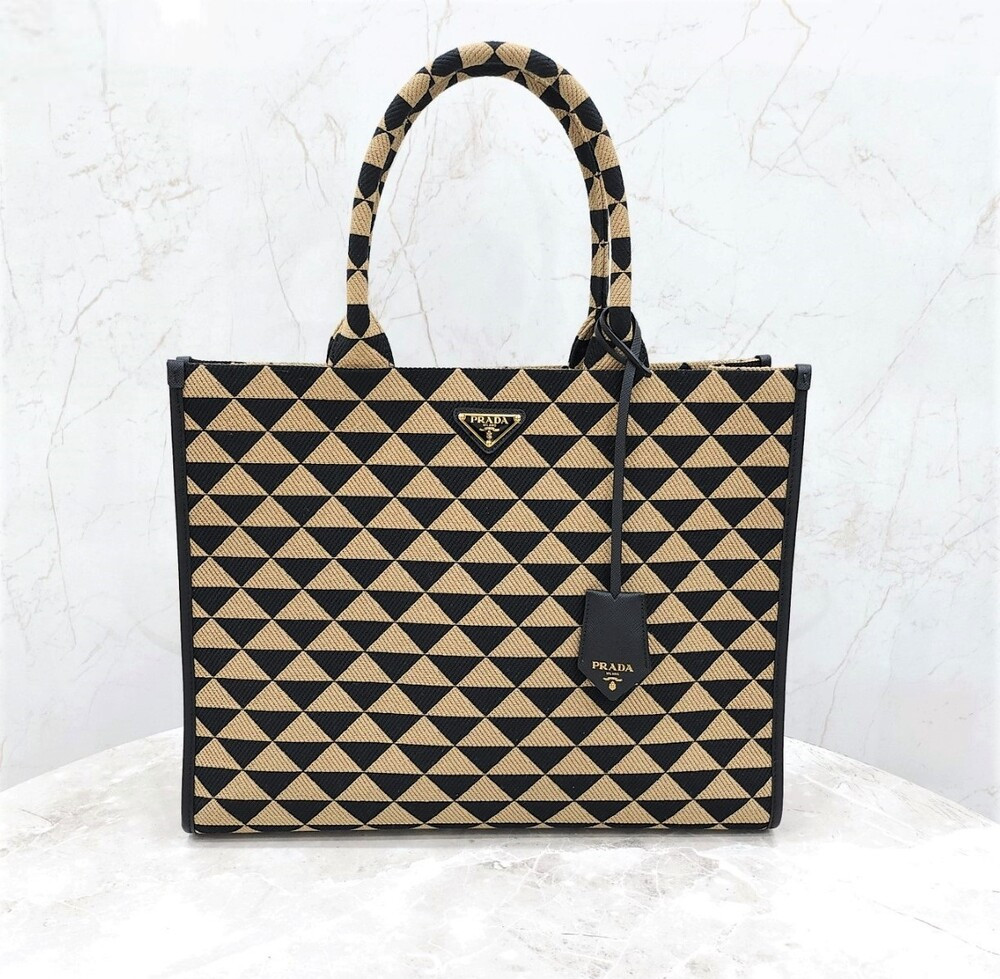 [럭스유] (새상품) 프라다 심볼 자카드 패브릭 삼각로고 토트백 라지 1BA356