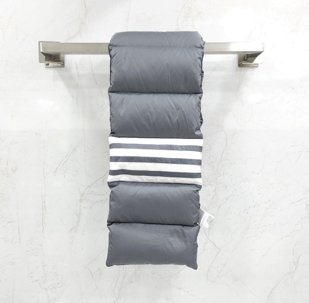 [럭스유] (새상품) 톰브라운 4바 패딩 머플러