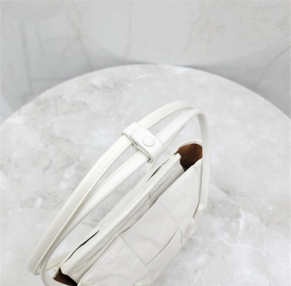 [럭스유] 보테가베네타 화이트 인트레치아토 아르코 백 스몰 666873