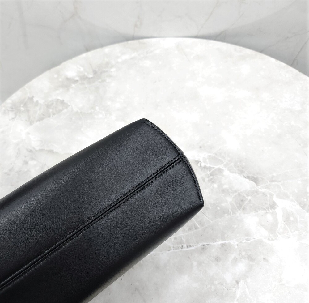 [럭스유] (새상품) 펜디 퍼스트 미디움 나파 블랙 숄더백 8BF127