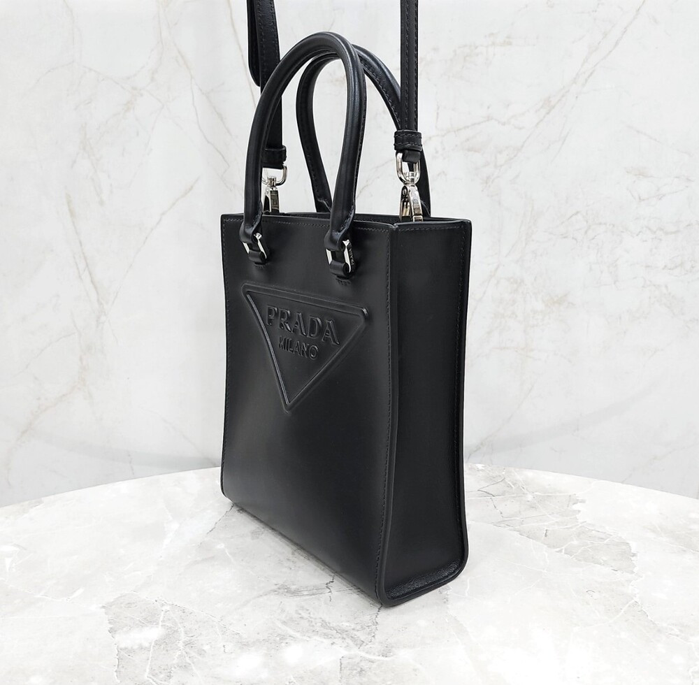 [럭스유] 프라다 엠보싱 로고 트라이앵글 미니 크로스백