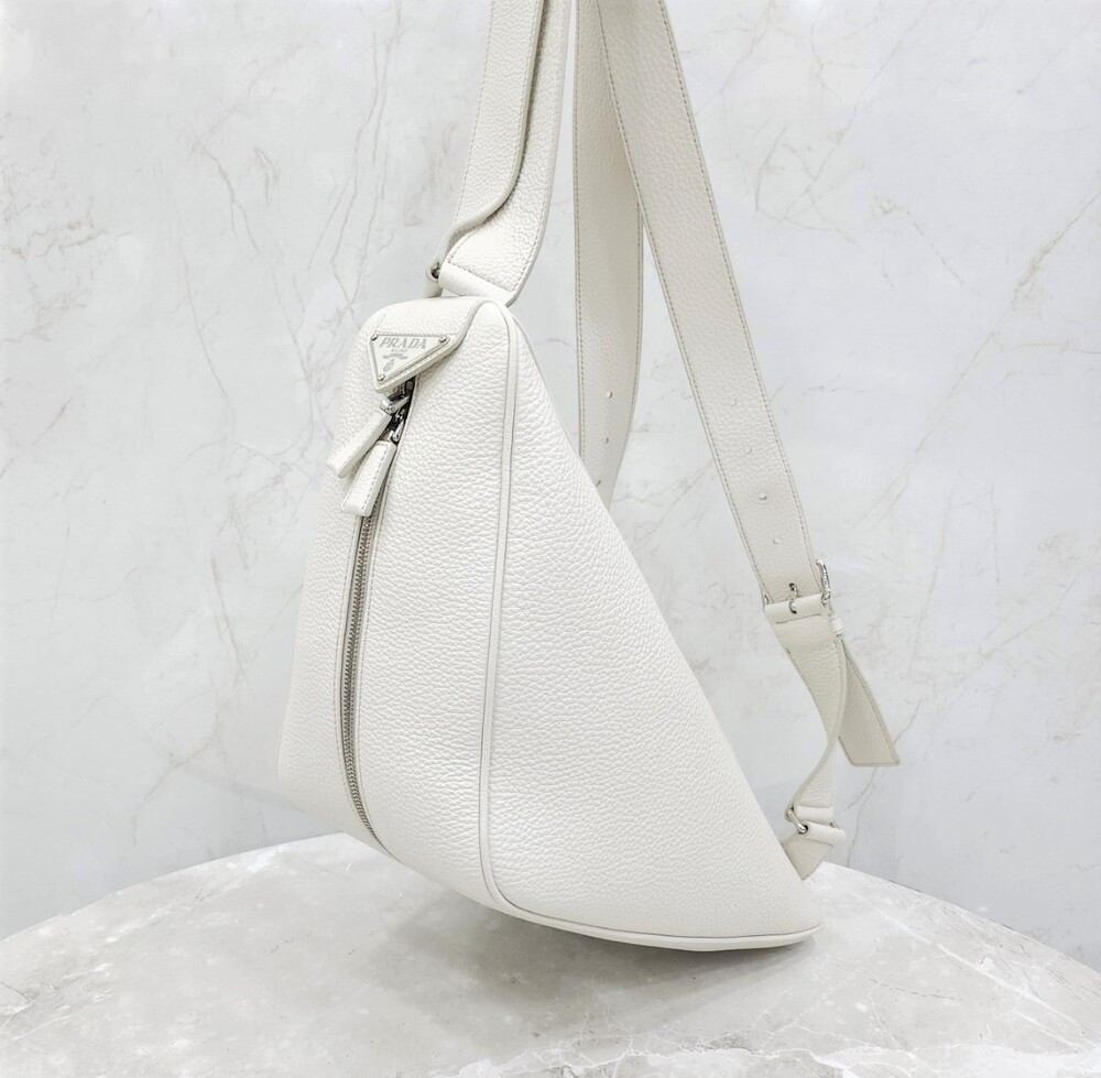 [럭스유] (새상품) 프라다 트라이앵글 비텔로 가죽 백팩