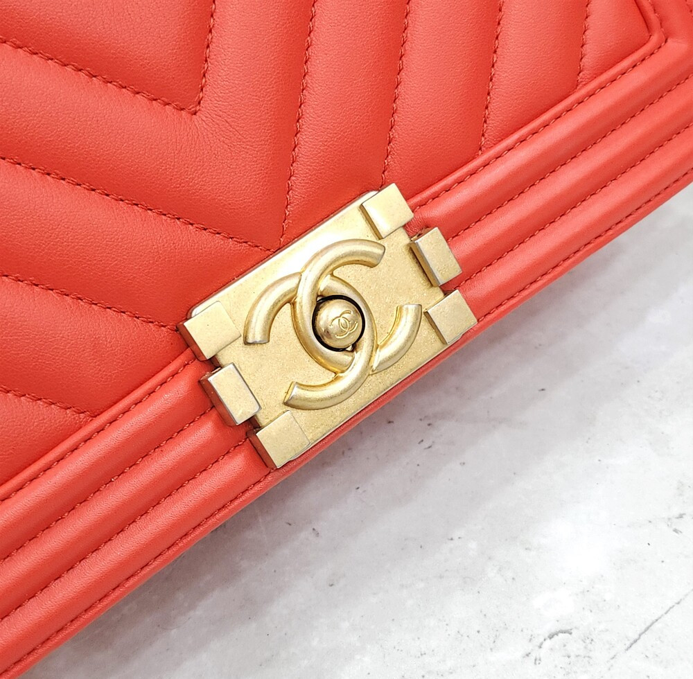 [럭스유] 샤넬 쉐브론 보이 플랩백 미디움 금장 27번대