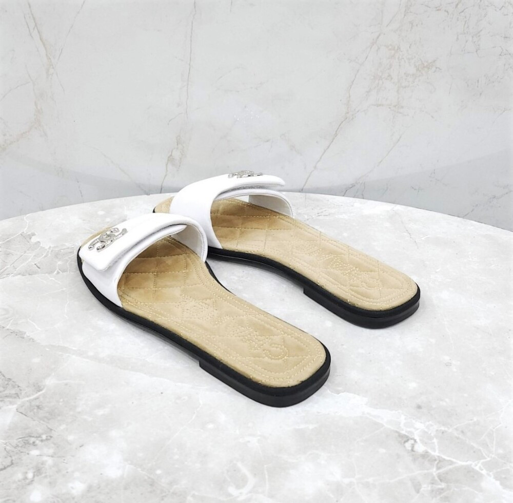 [럭스유] 38 / 샤넬 CC로고 화이트 레더 뮬 슬리퍼