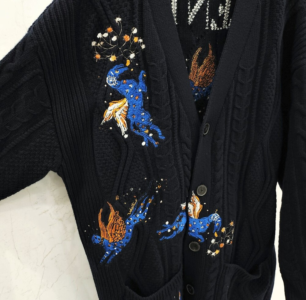 [럭스유] XL / 발렌티노 백 로고 자수 애니멀 가디건