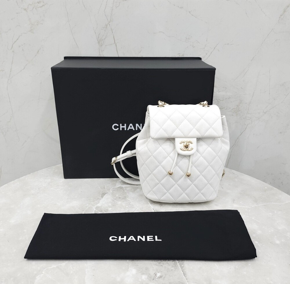 [럭스유] (새상품) 샤넬 화이트 어반스피릿 백팩 스몰 캐비어 AS4058
