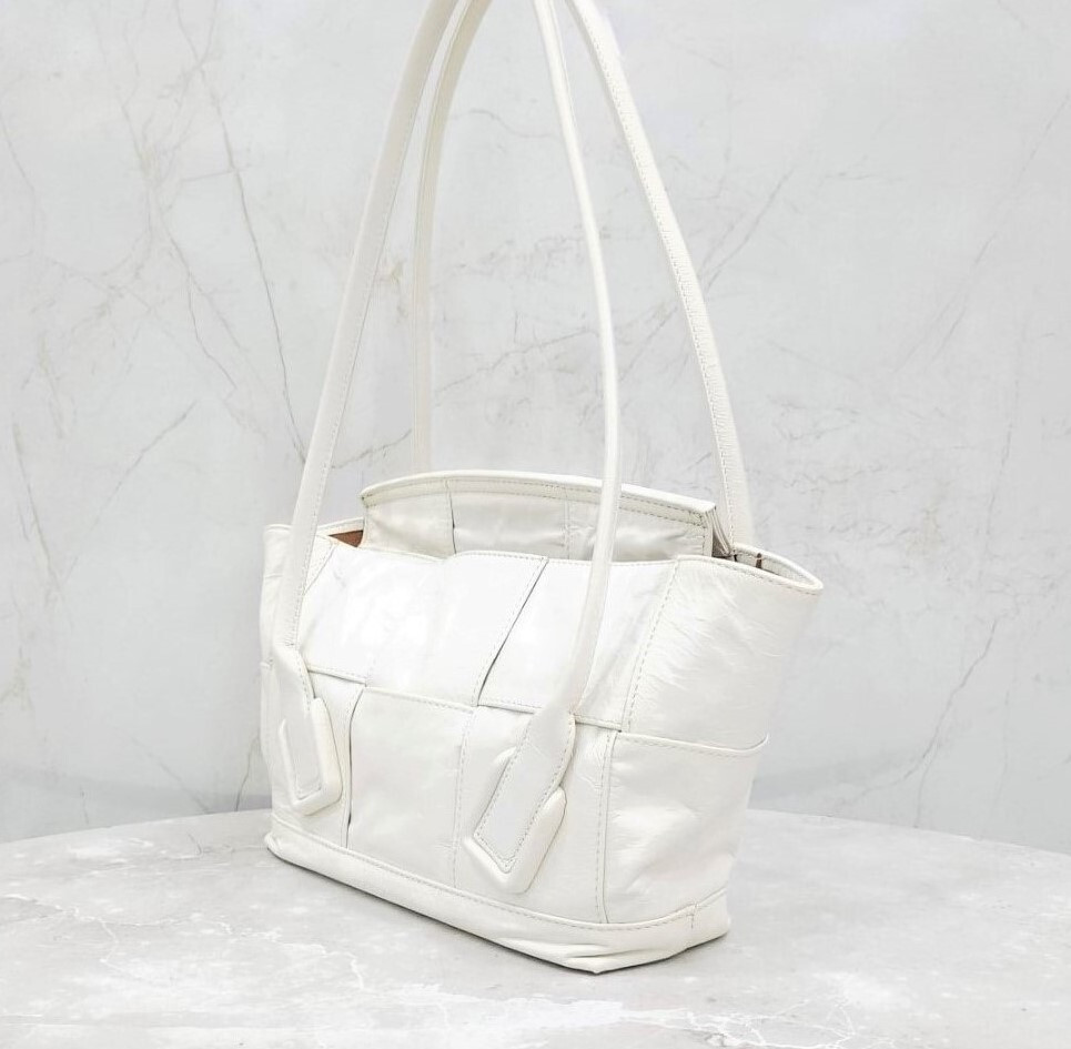 [럭스유] 보테가베네타 화이트 인트레치아토 아르코 백 스몰 666873