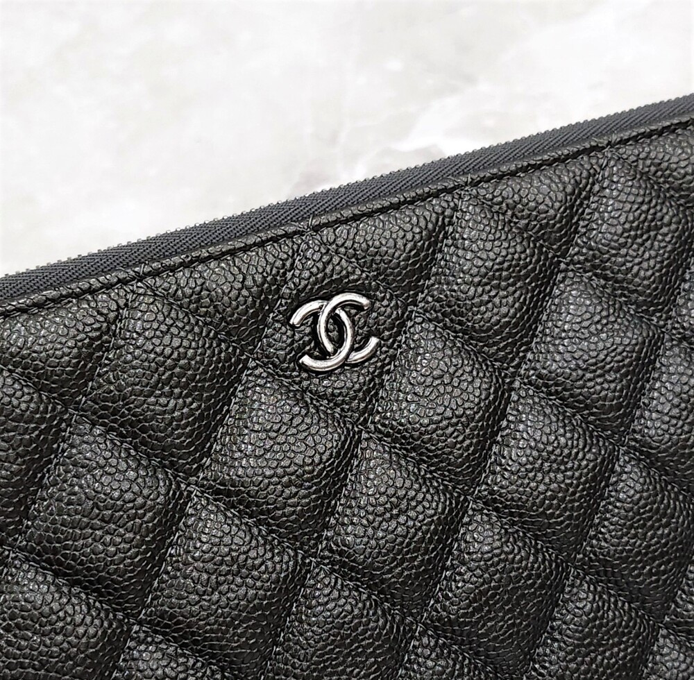 [럭스유] 샤넬 클래식 라지 파우치 그레인 카프스킨 A82552