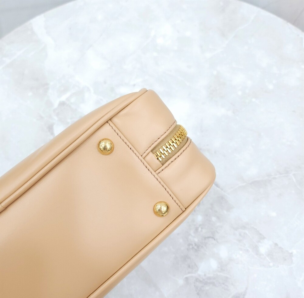 [럭스유] 미우미우 아르카디 레더 토트 숄더백 라지 베이지 5BB148