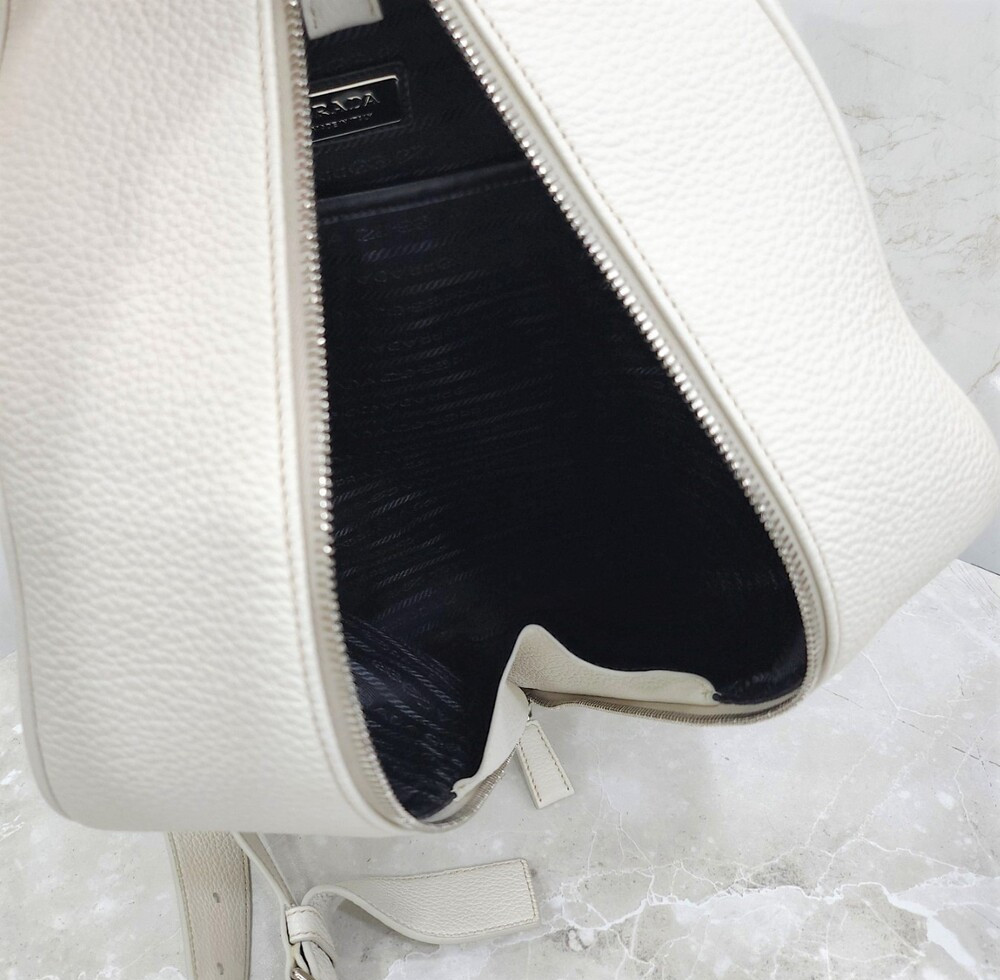 [럭스유] (새상품) 프라다 트라이앵글 비텔로 가죽 백팩