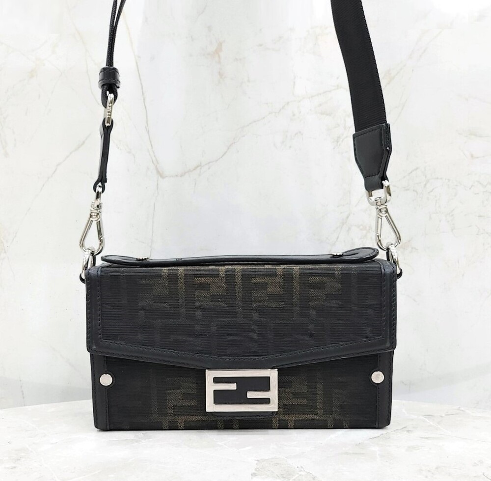 [럭스유] 펜디 FF 소프트 트렁크 바게트 크로스백 7VA565
