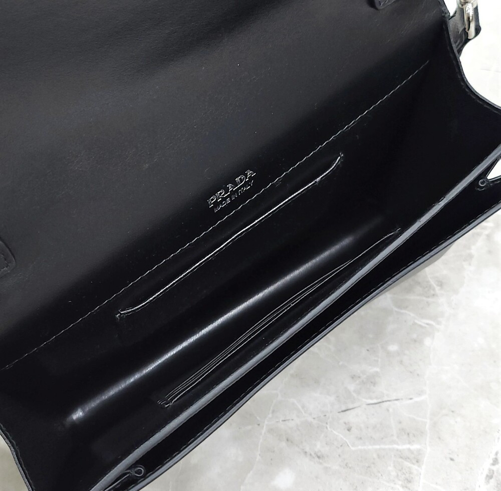 [럭스유] 프라다 사피아노 엔벨로프 크로스백