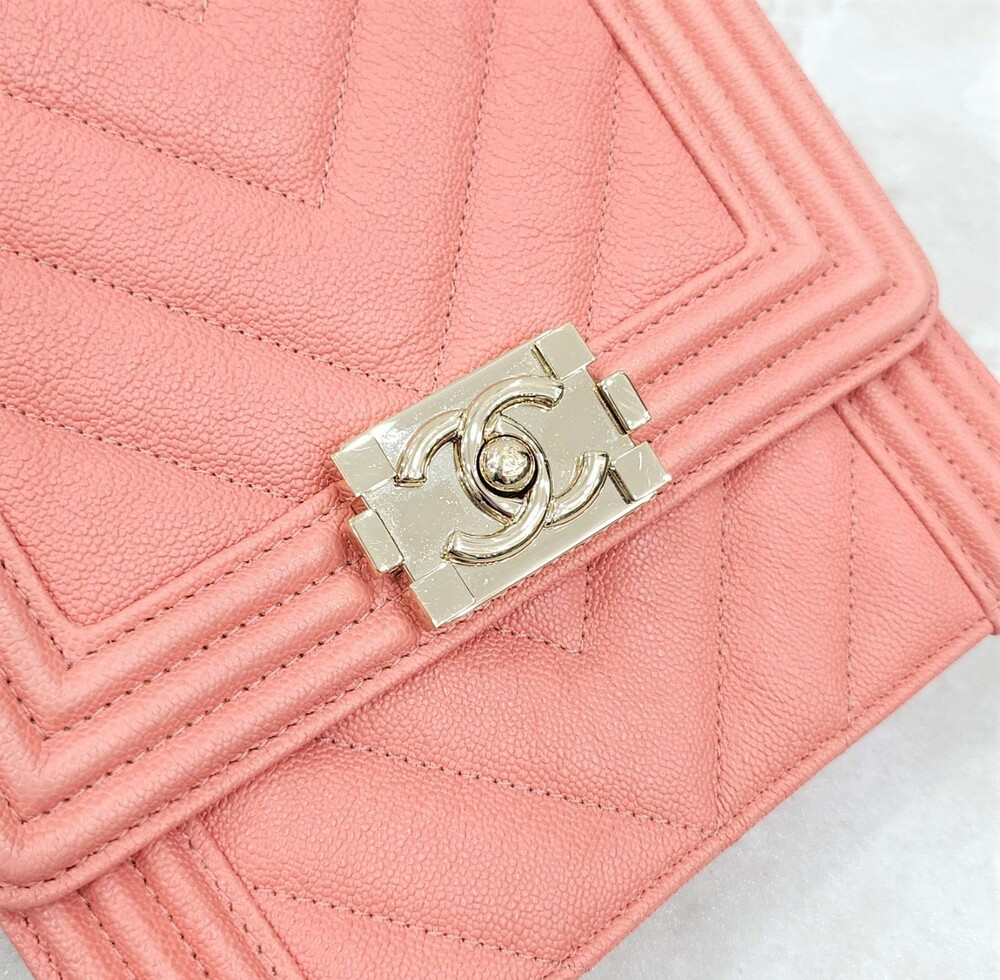 [럭스유] 샤넬 쉐브론 보이 사첼백 코랄핑크 샴페인골드 캐비어 30번대