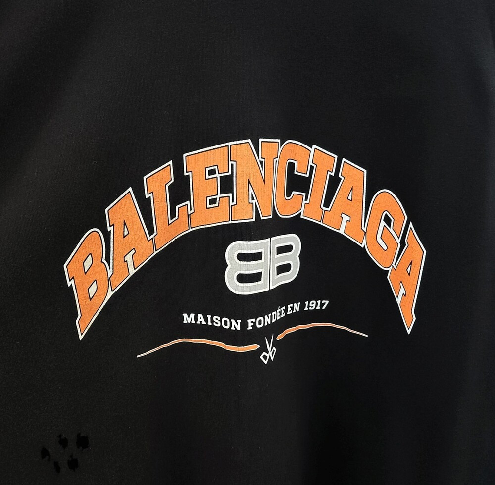 [럭스유] 3 / 발렌시아가 메종 BB 로고 프린팅 오버 롱 슬리브 티셔츠 681046