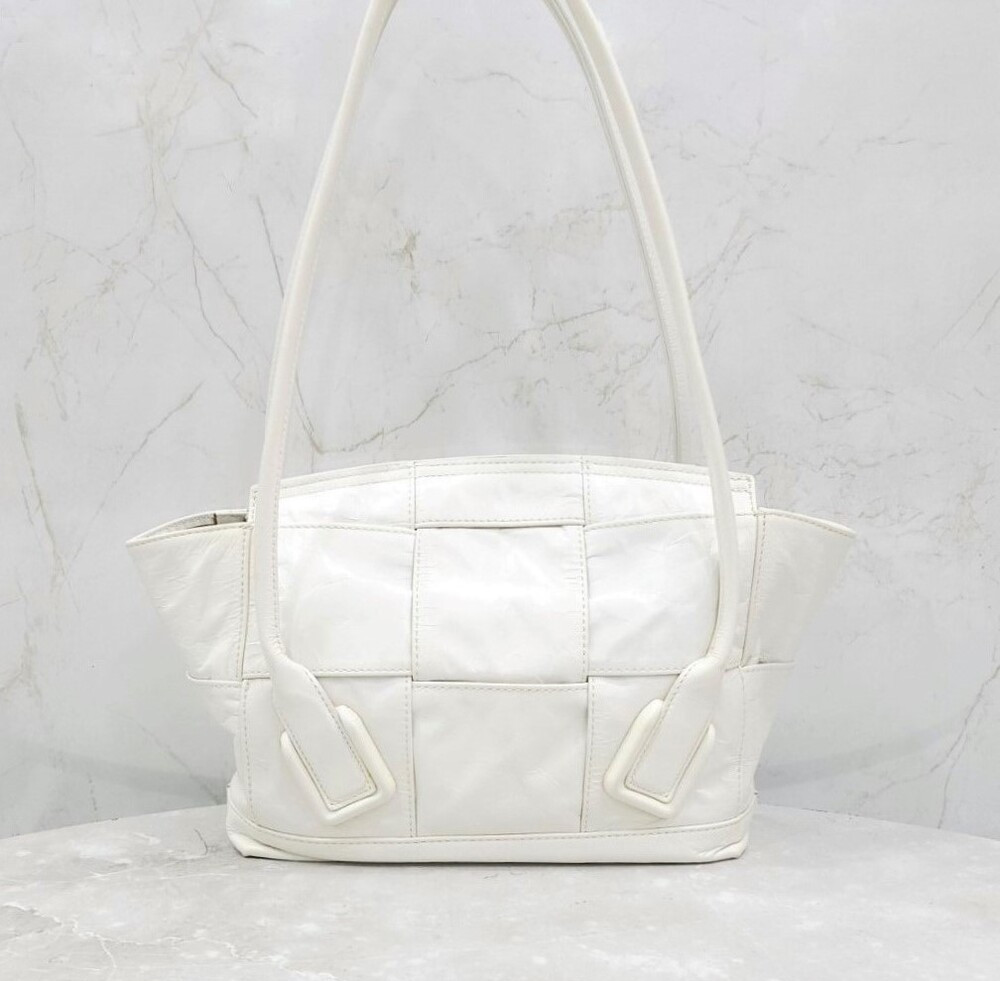 [럭스유] 보테가베네타 화이트 인트레치아토 아르코 백 스몰 666873