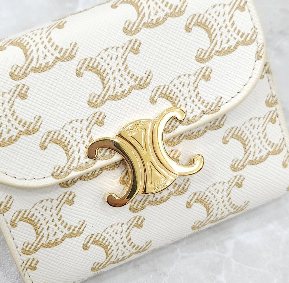 [럭스유] 셀린느 스몰 트리옹프 플랩 지갑 화이트 탠 10D782CQH