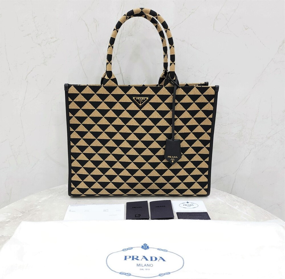 [럭스유] (새상품) 프라다 심볼 자카드 패브릭 삼각로고 토트백 라지 1BA356