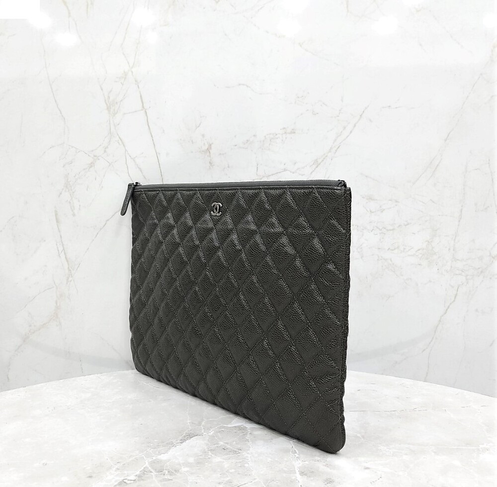 [럭스유] 샤넬 클래식 라지 파우치 그레인 카프스킨 A82552