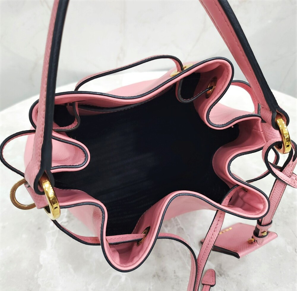 [럭스유] 프라다 사피아노 탑핸들 버킷백 페탈 핑크 1BE032