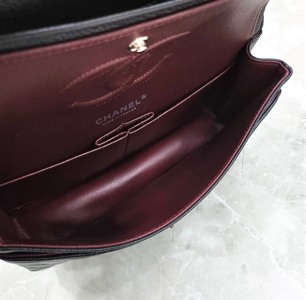 [럭스유] (새상품) 샤넬 캐비어 클래식 미듐 플랩백 블랙 은장 A01112