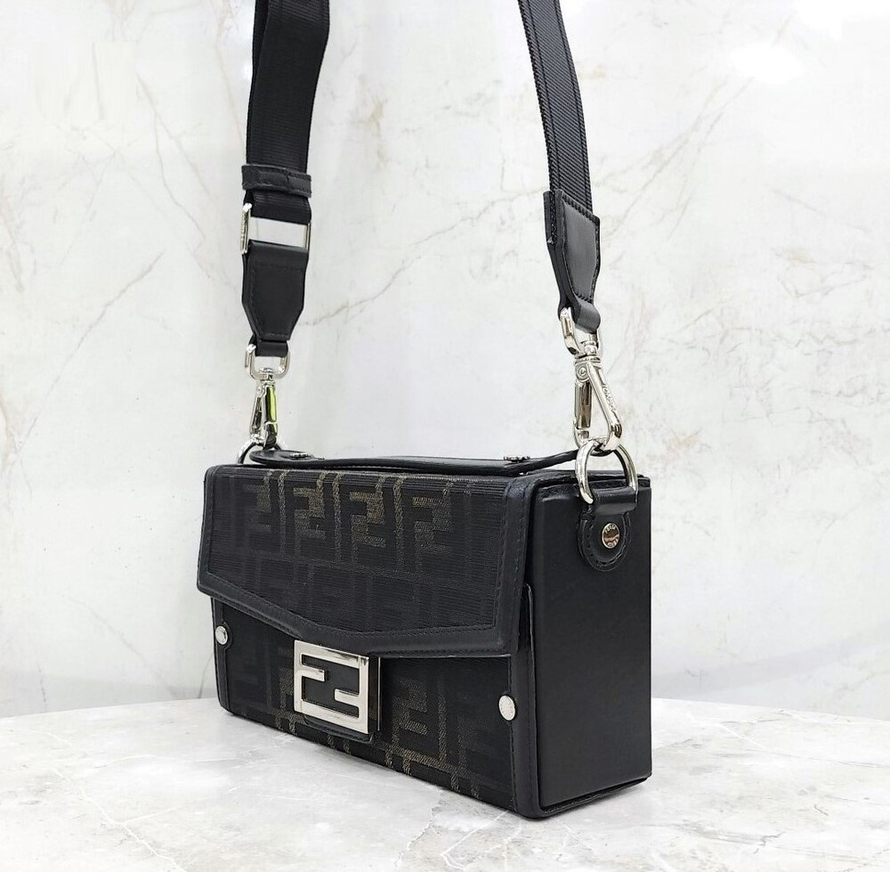 [럭스유] 펜디 FF 소프트 트렁크 바게트 크로스백 7VA565