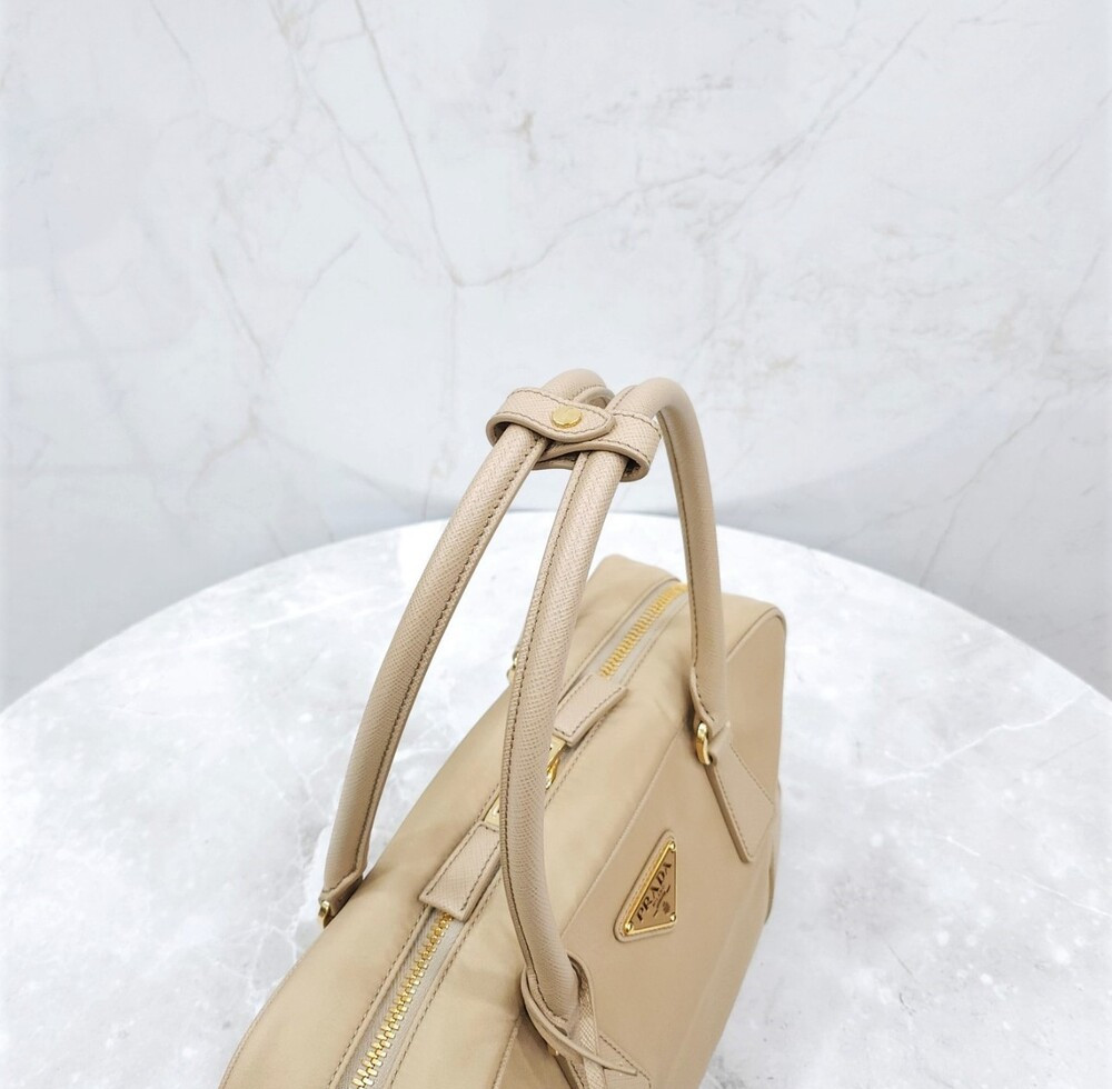 [럭스유] 프라다 리에디션 1978 미디엄 리나일론 및 사피아노 투핸들 백