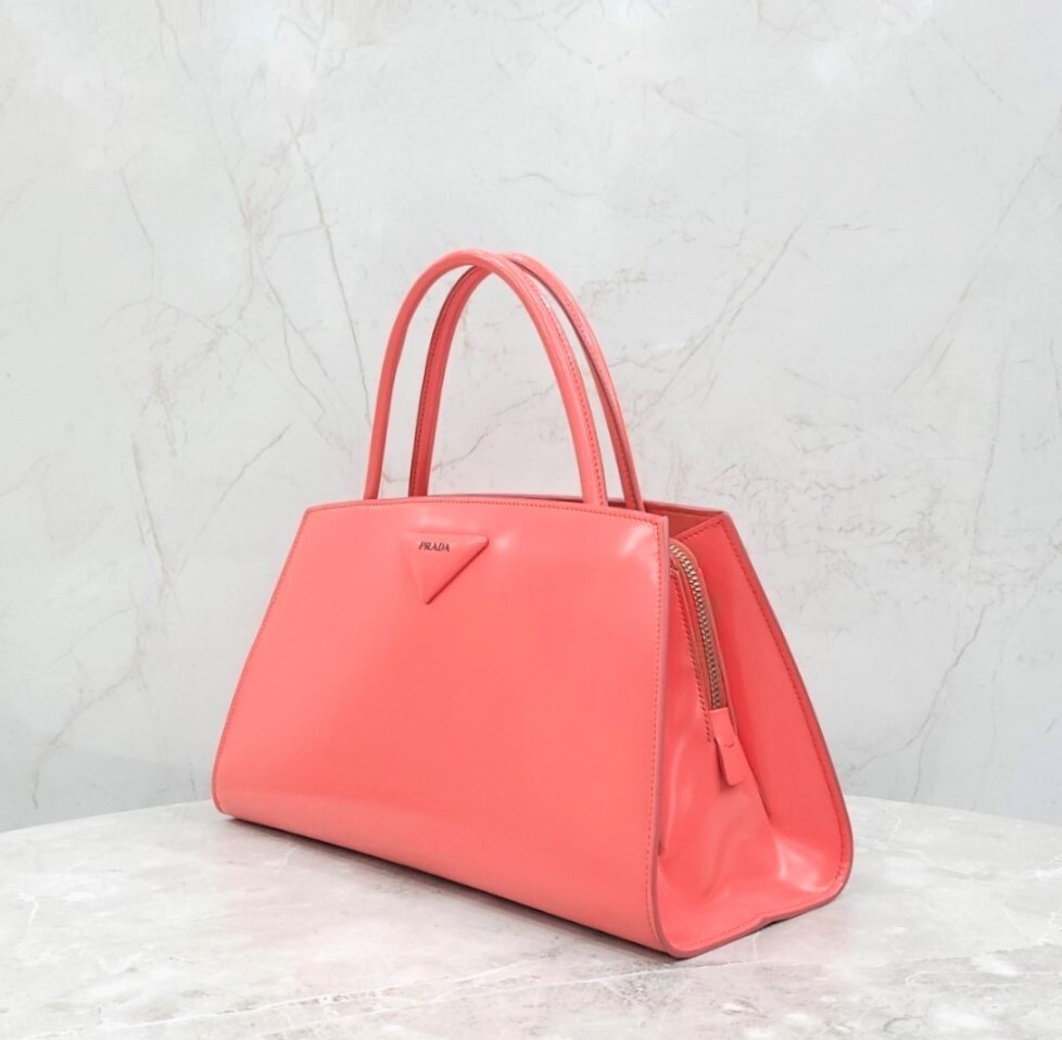 [럭스유] 프라다 핑크 삼각로고 브러쉬 레더 토트백