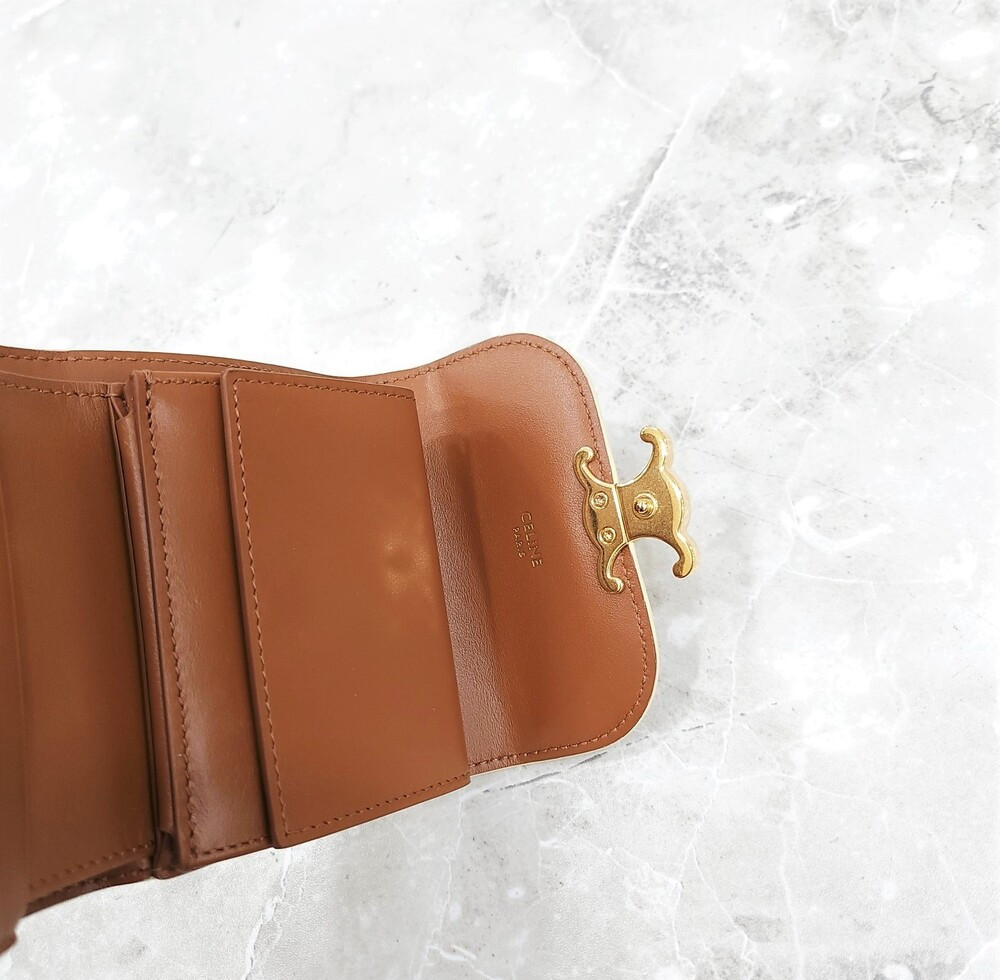 [럭스유] 셀린느 스몰 트리옹프 플랩 지갑 화이트 탠 10D782CQH