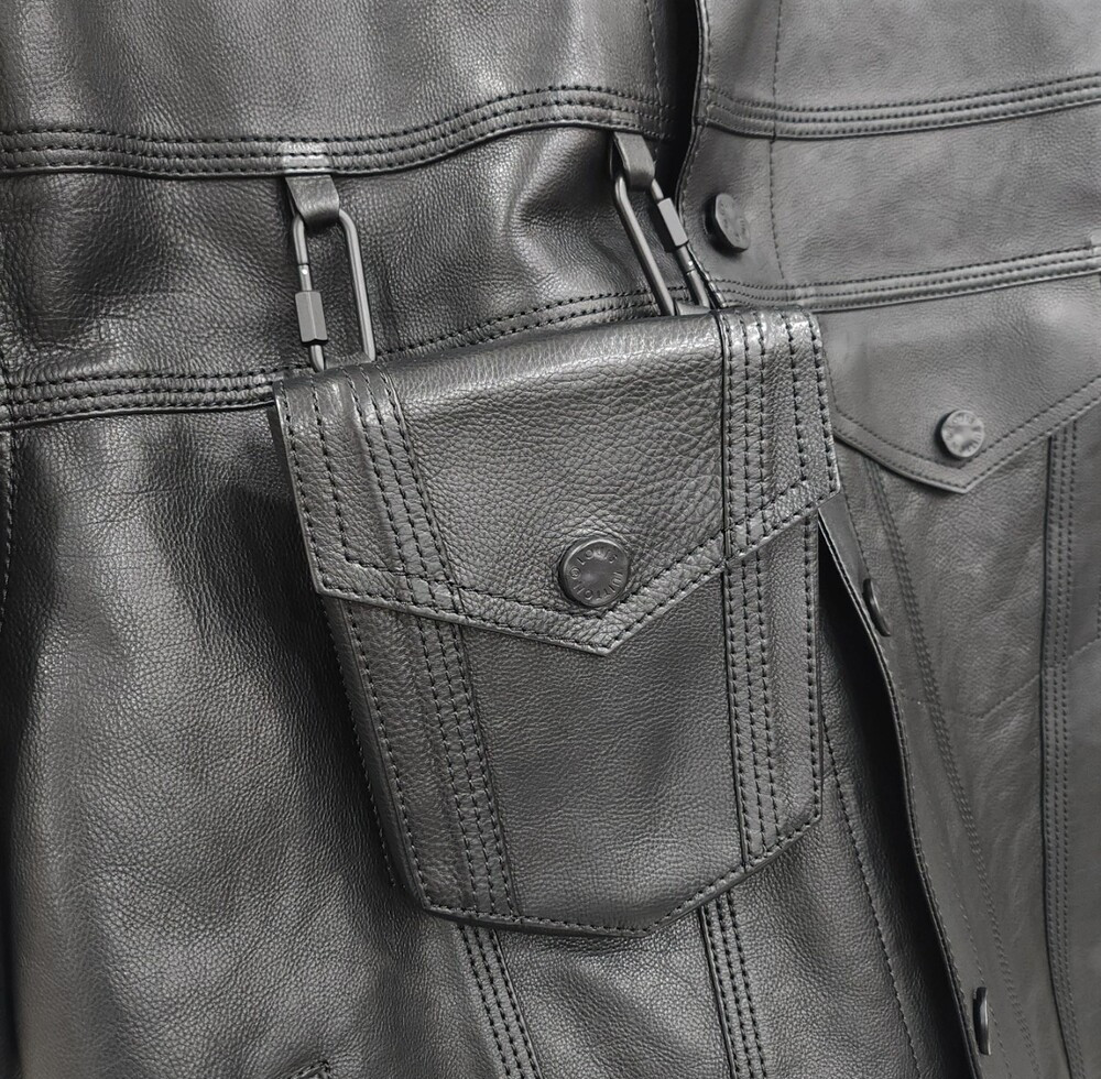 [럭스유] 46 / 루이비통 한정판 3D 포켓 체인 로고 레더 자켓 1A5ZUG