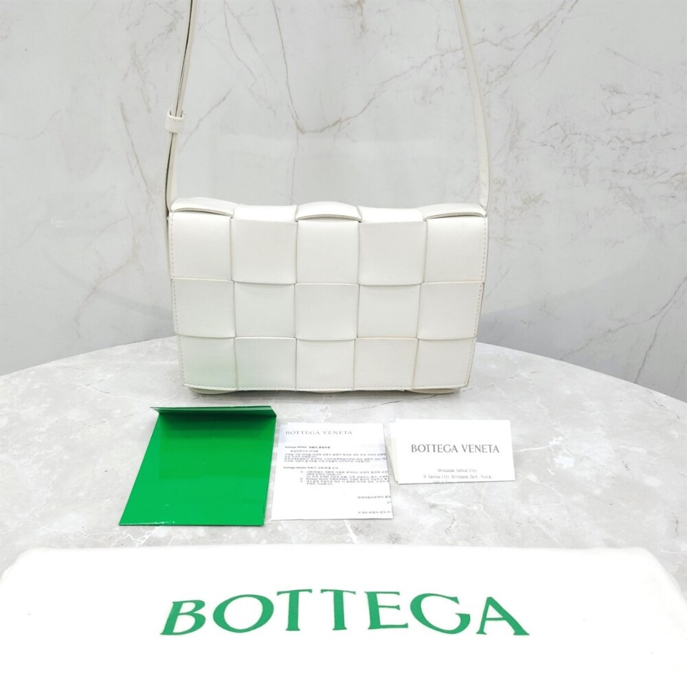 [럭스유] 보테가베네타 화이트 카세트 인트레치아토 크로스바디 백