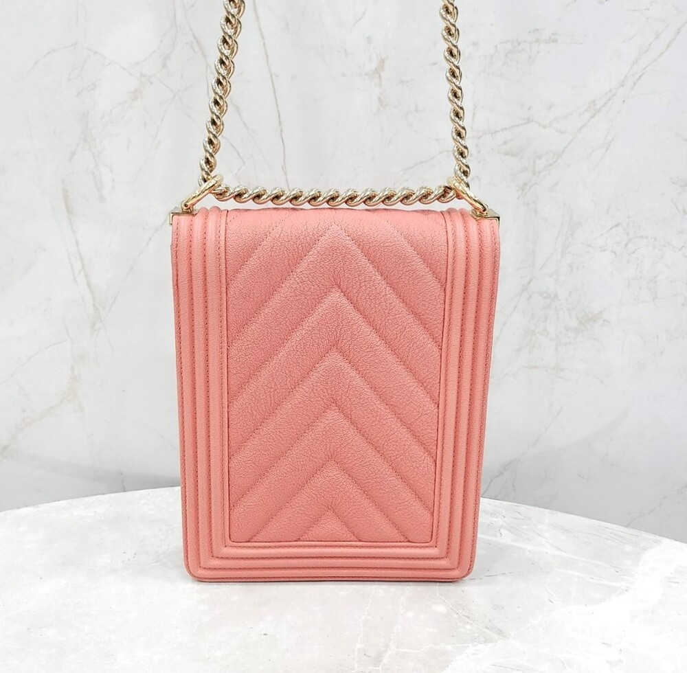 [럭스유] 샤넬 쉐브론 보이 사첼백 코랄핑크 샴페인골드 캐비어 30번대