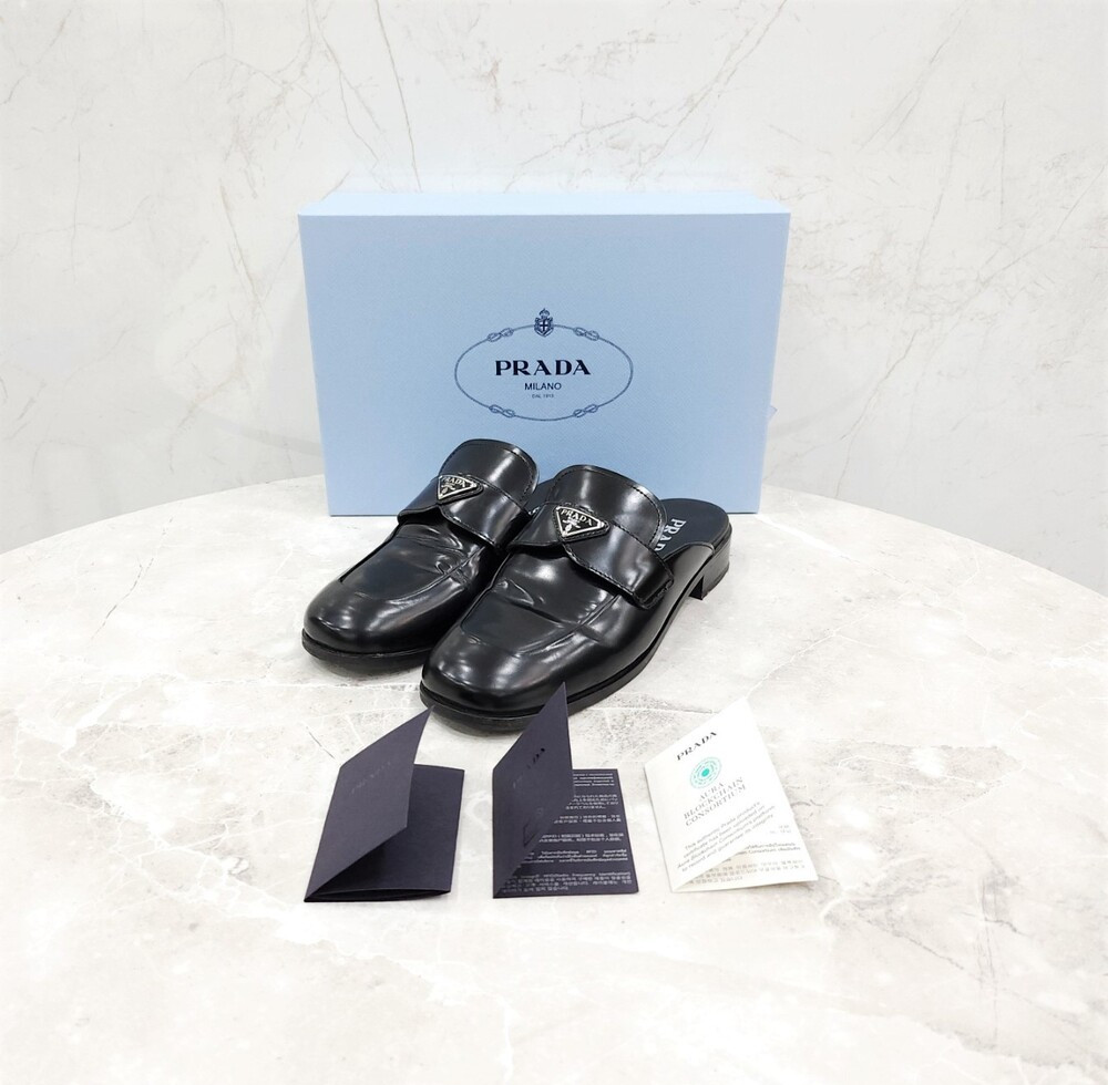 [럭스유] 39.5 / 프라다 삼각로고 브러쉬드 레더 뮬 1D918M